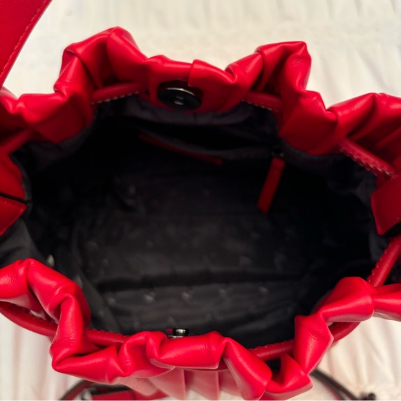 Vera Wang Barrel Bag - Picture 4 of 6